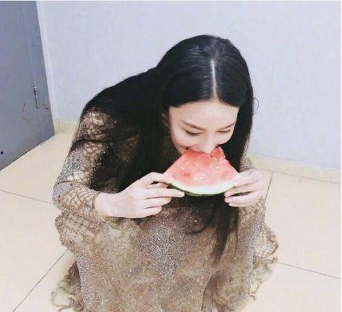 网红吃瓜美女是谁呀图片,她是谁？  第2张